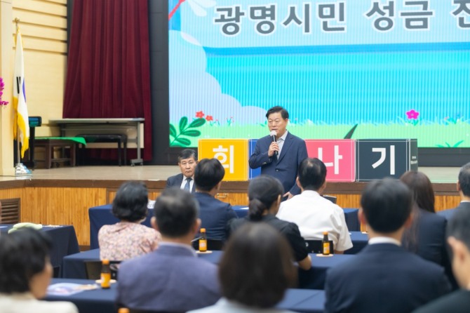 박승원 광명시장이 지난 2일 시청 대회의실에서 열린 '소하동 화재 피해 복구 성금 기탁식'에 참석해 어려움을 겪는 이웃을 위한 광명시민들의 시민력에 감사를 표하고 있다. 사진=광명시