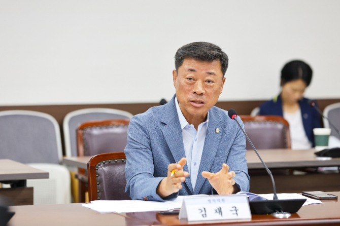 지난 달 26일 김재국 의원이 제298회 임시회 기획행정위원회에서‘안산시 의안의 비용추계에 관한 조례 일부개정조례안’에 대해 설명하고 있다.  사진=안산시의회