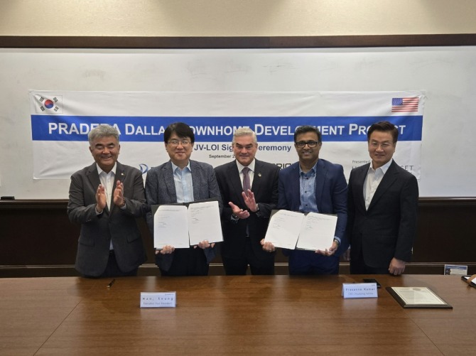 (왼쪽부터) 정원주 대우건설 회장, 한승 대우건설 해외사업단장, 데이비드 브리스톨 프로스퍼(Prosper)시장, 프라사나 쿠마르오리온 RE 캐피탈 CEO, 전유훈 한강에셋자산운용 총괄대표가 1일 미국 텍사스주 프로스퍼시청에서 프로스퍼 개발사업 협력 업무협약을 체결하고 기념촬영을 하고 있다. 사진=대우건설