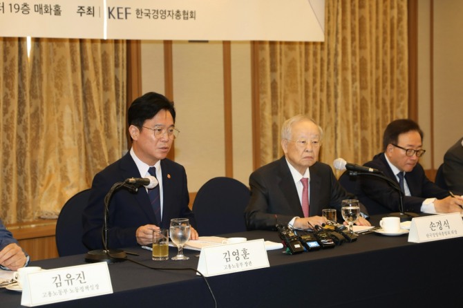 (왼쪽부터) 김영훈 고용노동부 장관과 손경식 한국경영자총협회 회장이 3일 서울 중구 프레스센터에서 열린 '주요 기업 최고인사책임자(CHO) 간담회'에 배석하고 있다. 사진=경총