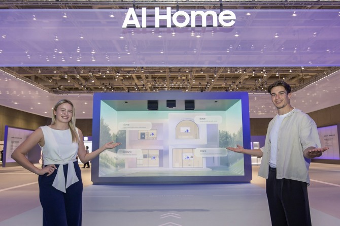 오는 5일(현지시각)부터 9일까지 'IFA 2025'가 열리는 독일 베를린 '메세 베를린(Messe Berlin)'의 '시티큐브 베를린(City Cube Berlin)'에 위치한 삼성전자 전시관에서 삼성전자 모델이 'AI 홈 리빙' 존을 소개하고 있다. 사진=삼성전자
