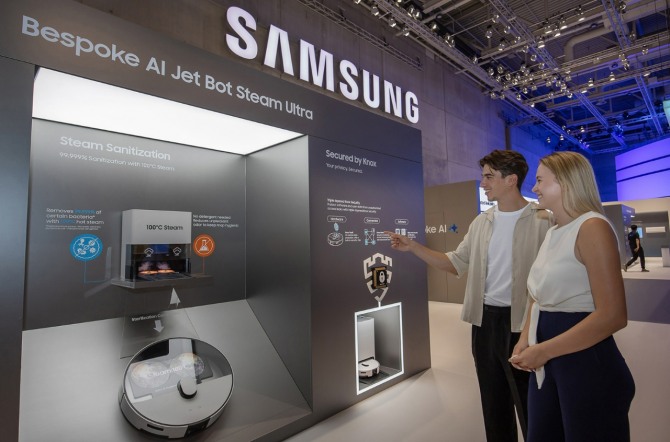 오는 5일(현지시각)부터 9일까지 'IFA 2025'가 열리는 독일 베를린 '메세 베를린(Messe Berlin)'의 '시티큐브 베를린(City Cube Berlin)'에 위치한 삼성전자 전시관에서 삼성전자 모델이 비스포크 AI 스팀을 소개하고 있다. 사진=삼성전자