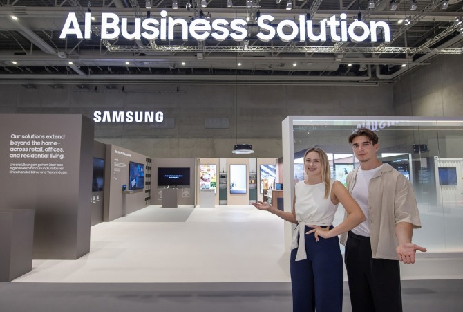오는 5일(현지시각)부터 9일까지 'IFA 2025'가 열리는 독일 베를린 '메세 베를린(Messe Berlin)'의 '시티큐브 베를린(City Cube Berlin)'에 위치한 삼성전자 전시관에서 삼성전자 모델이 AI 비즈니스 솔루션' 존을 소개하고 있다. 사진=삼성전자