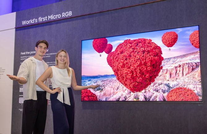 오는 5일(현지시각)부터 9일까지 'IFA 2025'가 열리는 독일 베를린 '메세 베를린(Messe Berlin)'의 '시티큐브 베를린(City Cube Berlin)'에 위치한 삼성전자 전시관에서 삼성전자 모델이 115형 마이크로 RGB TV를 소개하고 있다. 사진=삼성전자