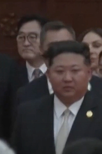 중국 정부의 공식 초청으로 제80주년 중국 전승절 열병식 및 환영 리셉션 오찬에 참석한 우원식 국회의장이 3일 베이징 톈안먼 망루(성루)에서 열병식을 참관하기 전 대기실에서 북한 김정은 국무위원장과 수인사를 나눴다고 국회의장실이 전했다. 사진은 이날 우 의장과 김 위원장의 모습. 사진=연합