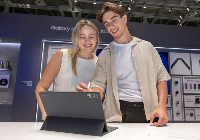 5일(현지시각)부터 9일까지 'IFA 2025'가 열리는 독일 베를린 '메세 베를린(Messe Berlin)'의 '시티큐브 베를린(City Cube Berlin)'에 위치한 삼성전자 전시관에서 삼성전자 모델이 갤럭시 탭S11 울트라를 사용하고 있다. 사진=삼성전자