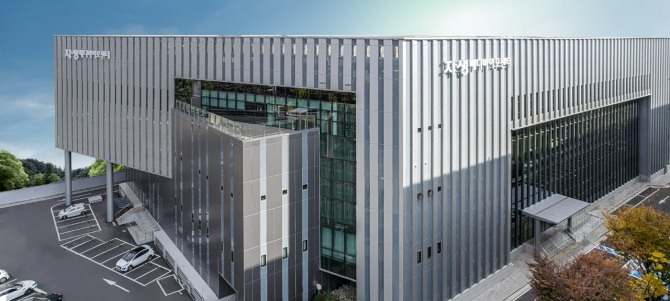 한화 건설부문은 경기 성남시 중원구 자생 메디바이오센터가 2025년 한국리모델링건축대전에서 대상인 환경부 장관상을 수상했다고 5일 밝혔다. 자생 메디바이오센터는 해안건축이 설계하고 한화 건설부문이 시공한 건물이다. 자생 메디바이오센터. 사진=한화 건설부문