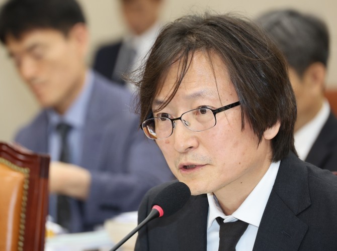 주병기 공정거래위원장 후보자가 5일 서울 여의도 국회 정무위원회에서 열린 인사청문회에서 의원 질의에 답변하고 있다.  사진=연합뉴스