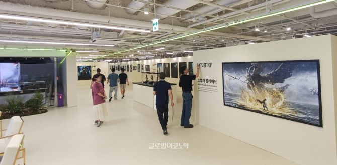 하이커 그라운드 4층에 들어선 '아트 그라운드'에는 수많은 게임 원화들이 전시됐다. 사진=이원용 기자