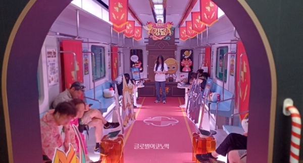 '쿠키런: 킹덤' 테마 전시 공간의 모습에 외국인을 비롯한 여러 방문객들이 들어섰다. 사진=이원용 기자