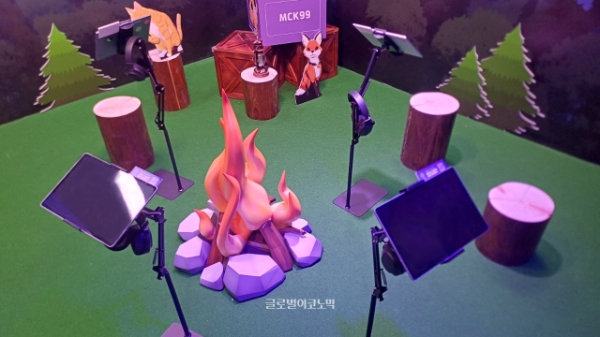 모닥불에 둘러 앉아 '마비노기 모바일'을 플레이할 수 있는 공간도 마련됐다. 사진=이원용 기자