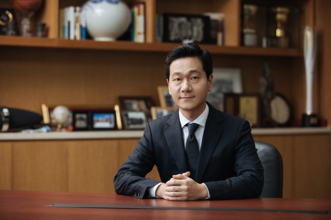계룡장학재단은 지난 5일 50명의 고등학생과 대학생에게 2025년도 2학기 장학금 7100만원을 지급했다. 이승찬 계룡장학재단 이사장 겸 계룡건설 회장. 사진=계룡장학재단