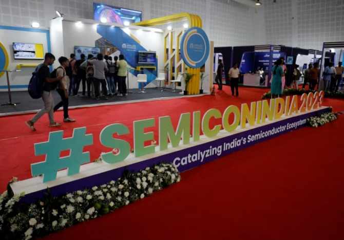 2023년 7월 25일 인도 간디나가르에서 열리는 인도의 연례 반도체 컨퍼런스인 'SemiconIndia 2023'이 시작되기 전에 방문객들이 어플라이드 머티어리얼즈와 마이크론 테크놀로지 키오스크에 모였다. 사진=로이터