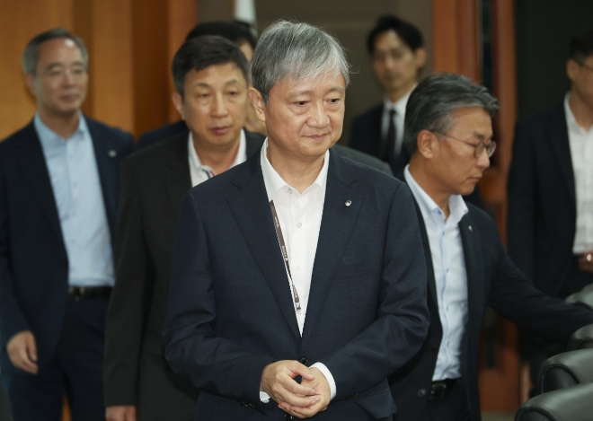 이찬진 금융감독원장이 8일 여의도 한국금융투자협회에서 열린 금감원-금융투자회사 최고경영자(CEO) 간담회에서 투자회사 CEO들과 기념촬영을 한 뒤 자리로 향하고 있다. 사진=연합뉴스 