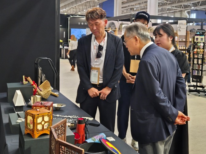 안성시가 ‘2025 메종 오브제(Maison&Objet)’에서 지역 문화장인 작품을 홍보하고 있다. 사진=안성시