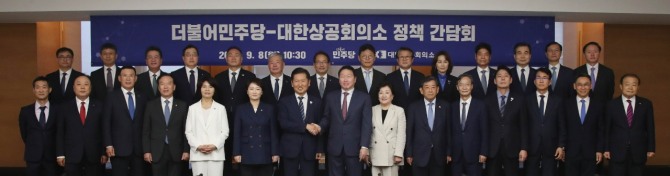 정청래 더불어민주당 대표와 최태원 대한상공회의소 회장(앞줄 왼쪽 일곱째부터) 등 대한상의와 민주당 관계자들이 8일 서울 중구 상의회관에서 열린 대한상의-더불어민주당 경제 현안 정책 간담회에서 기념사진을 찍고 있다. 사진=대한상공회의소