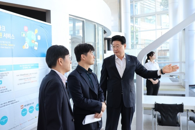 허남석 안산시 부시장이 지난 5일 경기TP를 방문해 지역 중소기업 지원 현황을 살펴보고 현안을 청취하고 있다. 사진=경기테크노파크