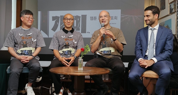 크레센도 서울 호텔에서 9월 3일 열린 웹툰 '개미' 제작발표회 현장의 모습. 왼쪽부터 이우재 케나즈 대표, 김용회 웹툰 작가, 베르나르 베르베르 작가, 피에르 모르코스 프랑스 대사관 문화 참사관. 사진=연합뉴스