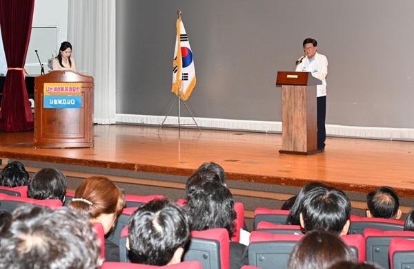 정종복 기장군수가 기념식에서 사회복지 종사자들에게 감사의 인사를 전하고 있다. 사진=기장군