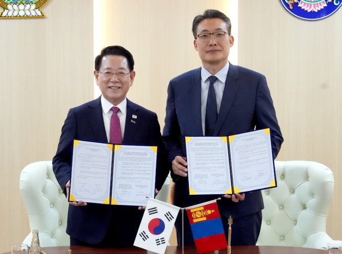 지난 5일(현지시간) 김영록 전라남도지사(왼쪽)가  울란바토르시청에서 아마르투브신 암갈란바타르 울란바토르부시장과 ‘전남도-울란바토르시 우호 교류 협약’을 하고 있는 모습. 사진=전남도