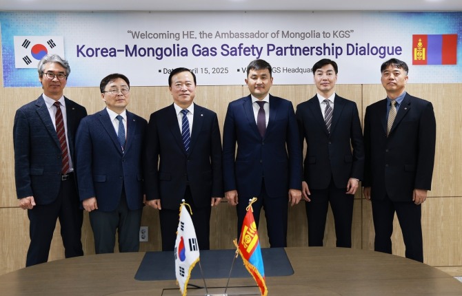 박경국(왼쪽 세번째) 한국가스안전공사 사장이 수흐볼드 수헤 주한몽골대사가 협력강화를 위한 간담회를 가지고 사진촬영을 하고 있다. 사진=가스안전공사 