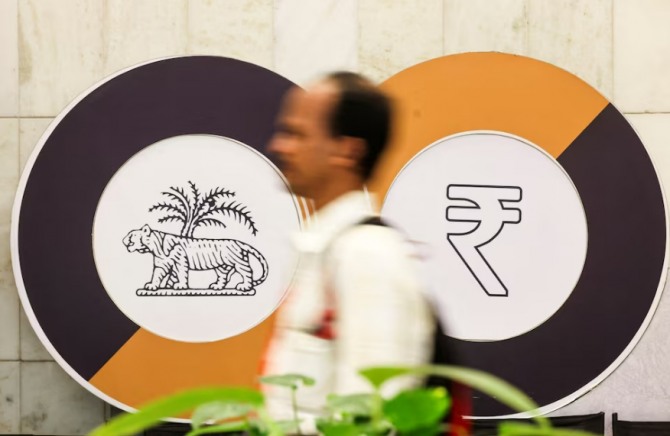 2024년 12월 6일, 한 남성이 인도 뭄바이에 있는 RBI 본사 내부에서 인도 중앙은행(RBI)과 인도 루피의 로고를 지나가고 있다. 사진=로이터