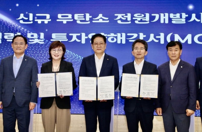 지난 8일 권명호 한국동서발전 사장(가운데)과 신규 무탄소 전원개발 사업 업무 협약식 참여 관계자들이 기념사진을 찍고 있다. 사진=한국동서발전