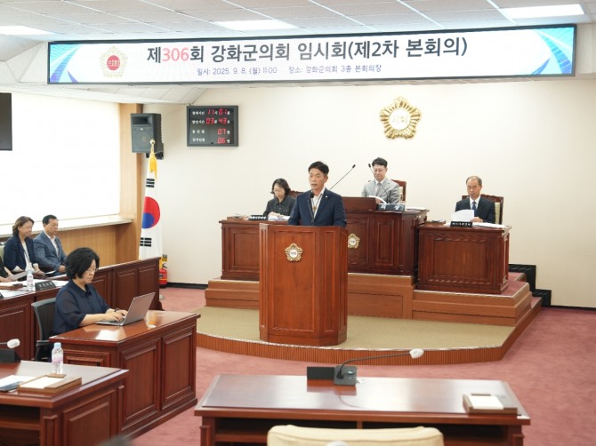 지난 8일 열린 강화군의회에서 최중찬 의원이 발언하고 있다.   사진=강화군의회