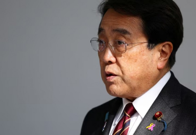 2025년 4월 18일 일본 도쿄에서 도널드 트럼프 미국 대통령이 협상가들과 함께 관세 장관급 회담을 한 다음 날, 하네다 공항에 도착한 가운데 아카자와 료세이 경제재생상이 언론과 회담하고 있다. 사진=로이터