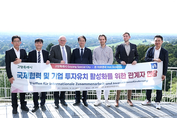 폰 아르덴네 응용의학연구소 방문, (왼쪽 세 번째부터) Andrej Wolf(안드레이 볼프) 최고경영자, 이동환 고양특례시장, Noah Molinski(노아 몰린스키) 연구개발 책임자, Moritz Taugnitz(모리츠 타우그니츠) 품질 책임자. 사진=고양시