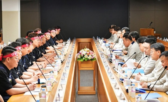현대자동차 노사 대표가 지난 6월18일 울산공장에서 올해 임금 및 단체협약 상견례를 열고 있다. 사진=현대차