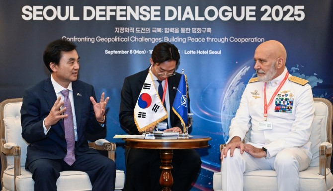 안규백 국방부 장관이 9일 서울 중구 롯데호텔에서 열린 서울안보대화에 참석한 주세페 카보 드라고네 북대서양조약기구 군사위원장과 양자회담하고 있다. 사진=국방부