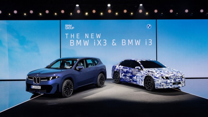 노이에 클라쎄 첫 양산 모델 BMW iX3(왼쪽), 내년 공개 예정인 BMW i3  사진=BMW