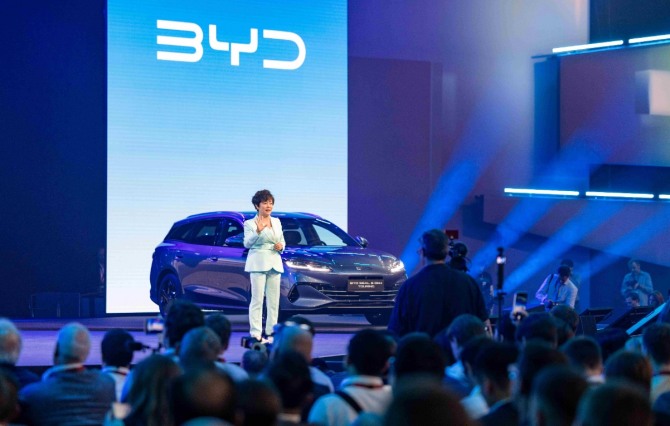 IAA 모빌리티 2025 뮌헨 현장에서 열린 공식 프레스 컨퍼런스에서 BYD 부사장 스텔라 리(Stella Li)가 발표를 하고 있다. BYD 씰 6 DM-I 투어링(BYD SEAL 6 DM-i TOURING) 사진=BYD코리아