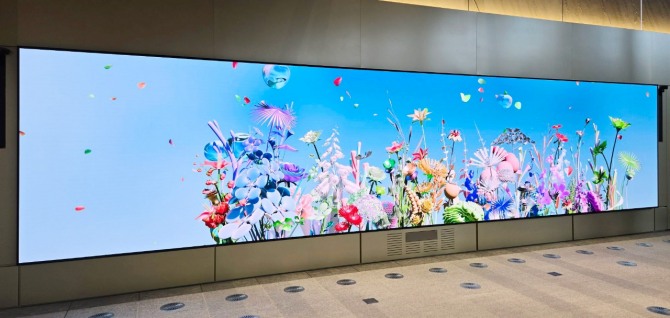 LG전자가 일본 도쿄의 종합쇼핑센터 '뉴우먼 타카나와' 남관 입구에 설치한 초고화질 마이크로 발광다이오드(LED) 사이니지 LG매그니트의 모습. 사진=LG전자