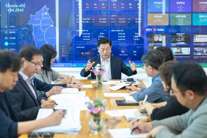 박승원 광명시장이 10일 오전 시청 집무실에서 아동 보호 강화를 위한 긴급회의를 소집해 '광명안전단' 구성을 지시하고 있다. 사진=광명시