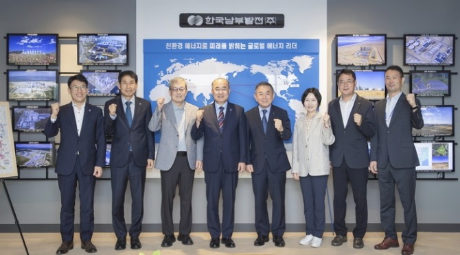 김준동 남부발전 사장(오른쪽 네 번째)과 최재원 부산대 총장(오른쪽 다섯 번째)이 지난 8일 산학협력 논의 후 기념 촬영을 하고 있다. 사진=한국남부발전