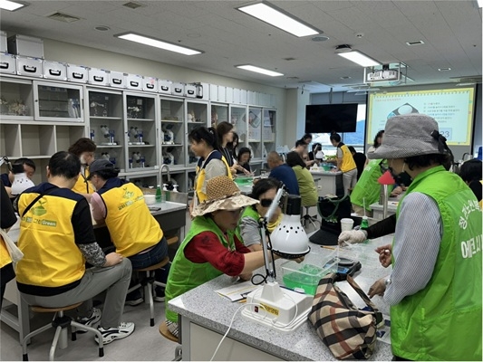 10일 정신건강 및 복지기관 이용자와 지역 주민들이 함께 국립부산과학관에서 체험활동을 진행하고 있다. 사진-기장군
