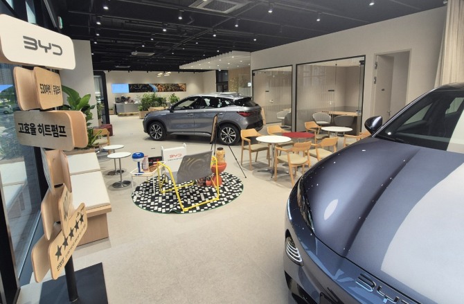 카페형 콘셉트의 `BYD Auto 서해구 전시장` 실내 인테리어 모습.  사진=삼천리EV