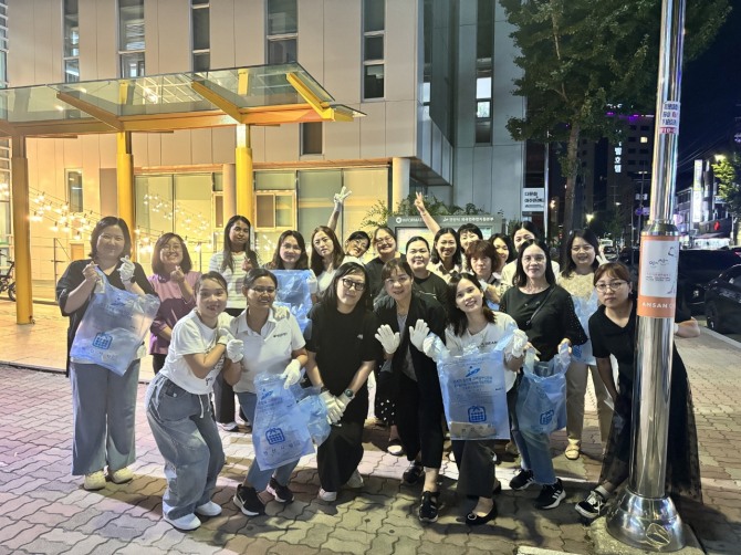 지난 10일 안산시 외국인주민 모니터단이 원곡동 일원에서 줍깅 활동을 펼치고 있다. 사진=안산시