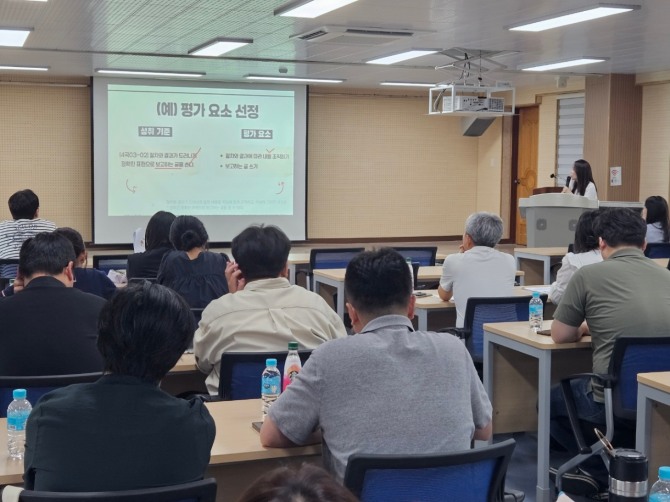 전라남도교육청(교육감 김대중)이 학생들의 창의적 사고력과 표현력을 키워주는 서·논술형 학생평가를 확대하기 위해 교원 연수를 실시한다. 사진=전남교육청