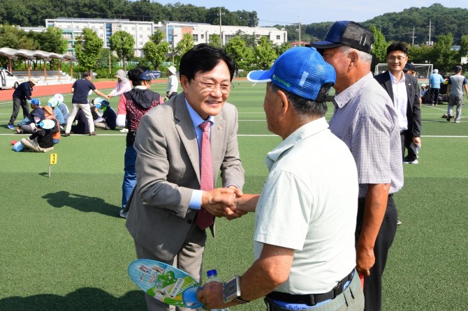 박용철 강화군수가 지난 관내 어르신 게이트볼 경기장을 찾아 어르신들과 인사를 하고 있다.   사진=강화군