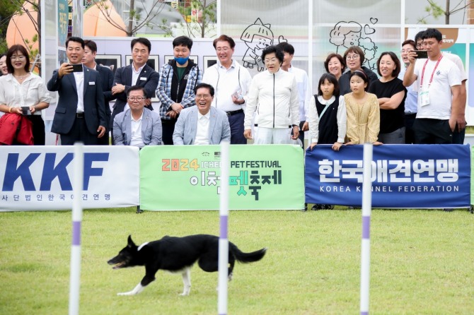 김경희 이천시장을 비롯해 시민들이 제3회 이천펫축제를 즐기고 있다. 사진=이천시
