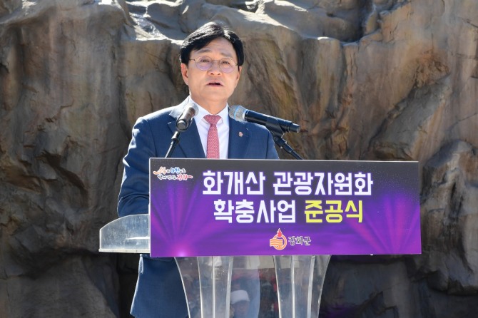 11일 박용철 강화군수가 교동도 화개정원 인공폭포 확충 준공식에서 인사말을 하고 있다.   사진=강화군