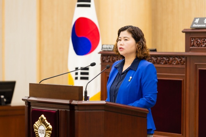 안산시의회가 11일 열린 제298회 임시회 제3차 본회의에서 ‘무관할 차량등록제도 개선 촉구 건의안’을 채택했다. 사진은 이날 건의안을 대표 발의한 박은정 의원이 제안설명을 하고 있는 모습. 사진=안산시의회