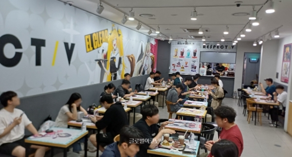 애니플러스숍 서울 합정점 디제이맥스 리스펙트 V 카페에 방문객들이 들어찬 모습. 사진=이원용 기자