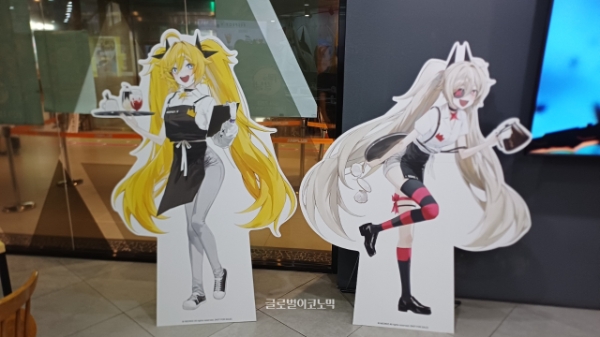 디제이맥스 리스펙트 V 카페에 전시된 '엘 클리어(왼쪽)'와 '엘 페일'의 등신대 입간판. 사진=이원용 기자