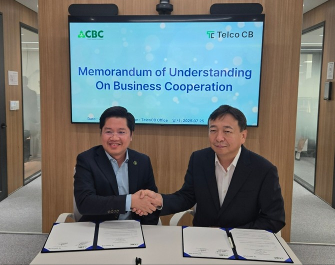 캄보디아 CBC Mr. Oeur Sothearoath CEO(왼쪽)와 통신대안평가 문재남 대표가 최근 서울 강남구 통신대안평가 본사에서 양해각서(MOU)를 체결하고 있다. 사진=통신대안평가