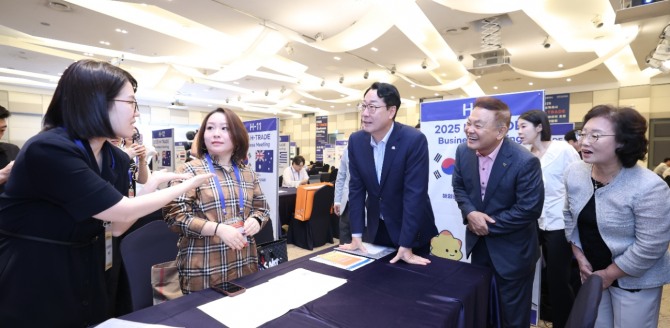 지난 10일 열린 화성특례시 H-TRADE 해외바이어 초청 수출상담회에서 정명근 화성특례시장(왼쪽 세번째)이 관내 기업 관계자와 대화하고 있다. 사진=화성특례시