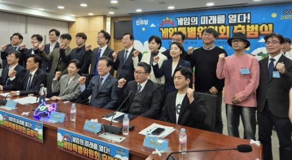 2025년 3월 7일 여의도 국회의원회관에서 열린 더불어민주당 게임특별위원회 출범식 현장의 모습. 이재명 대통령(아랫줄 왼쪽에서 네 번째)이 현장에 참석했다. 사진=게임기자단